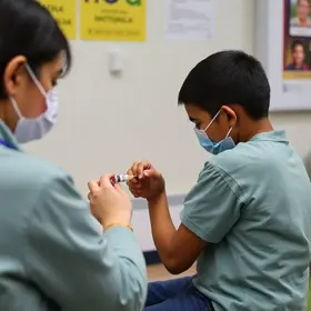 vacinação de adolescentes contra meningite