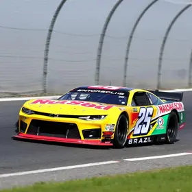 Vitor Genz vence no Velocitta e lidera campeonato da NASCAR Brasil
